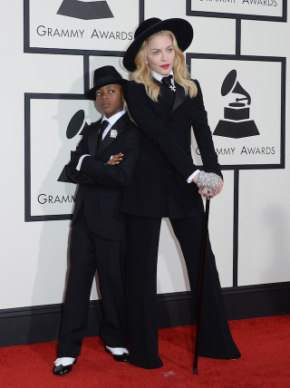 Illustration for article titled Sheers, Sparkles and Slinky Gowns at the Grammys Red Carpet
